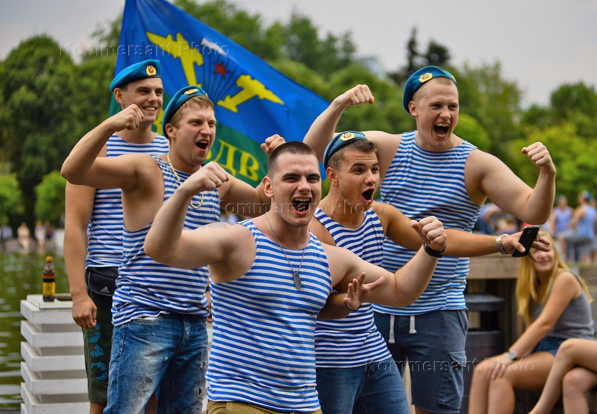 Вдвшники десантники. ВДВ войска дяди Васи. Десантник в тельняшке. Тельняшка "ВДВ". Парень в тельняшке.