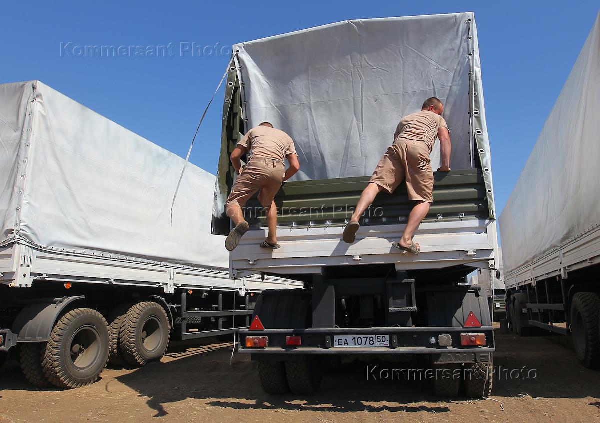 Гуманитарный груз. Водитель гуманитарные грузы. Белые камазы на донбасс. Водитель гуманитарные грузы. Гумконвой от предпринимателей.