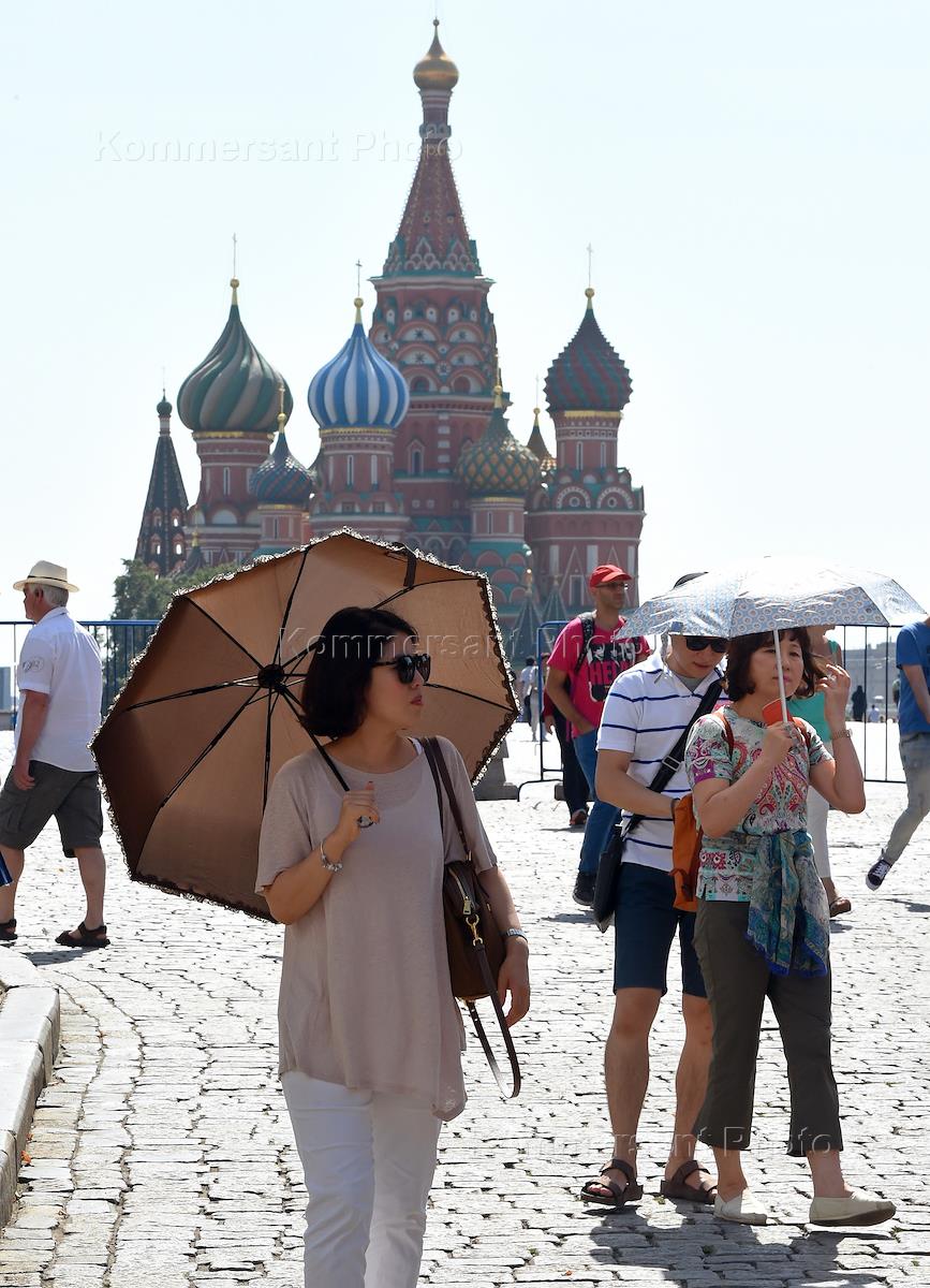 Иметь московский. Иностранные туристы. Иностранные туристы в Европе. Города привлекательные для туристов. Костюм образ иностранных туристов.