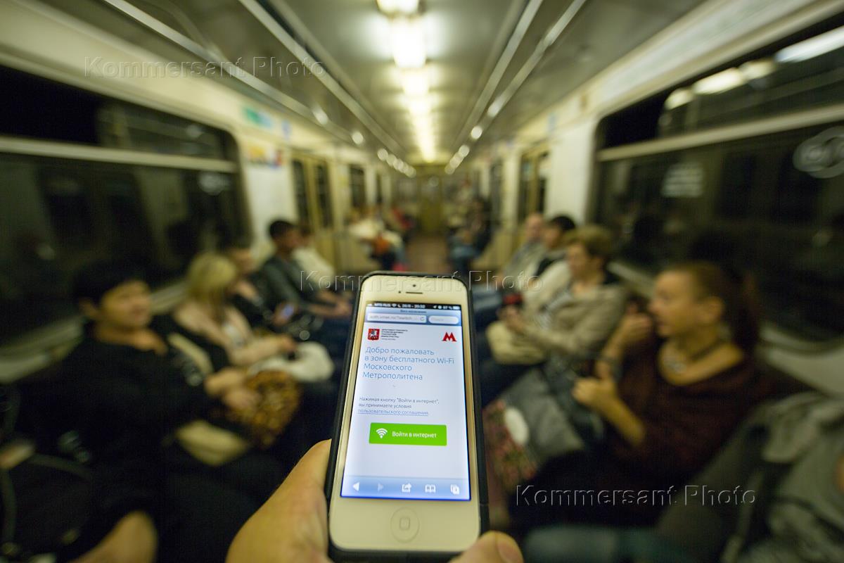Метро через телефон. Смартфон в метро. Люди с телефонами в метро. С айфоном в метро. Человек сидит в метро.