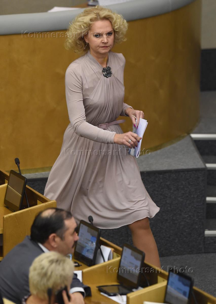 Кужель Александра Владимировна (справа на фотографии, ножка на ножке в чёрных ту