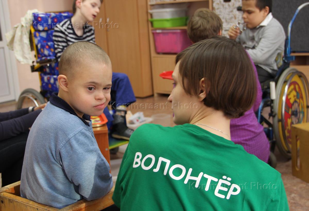 Помощь детским домам. Волонтеры в детском доме. Сироты в детском доме и волонтеры. Волонтеры помогают детям. Дети в детских домах волонтеры.