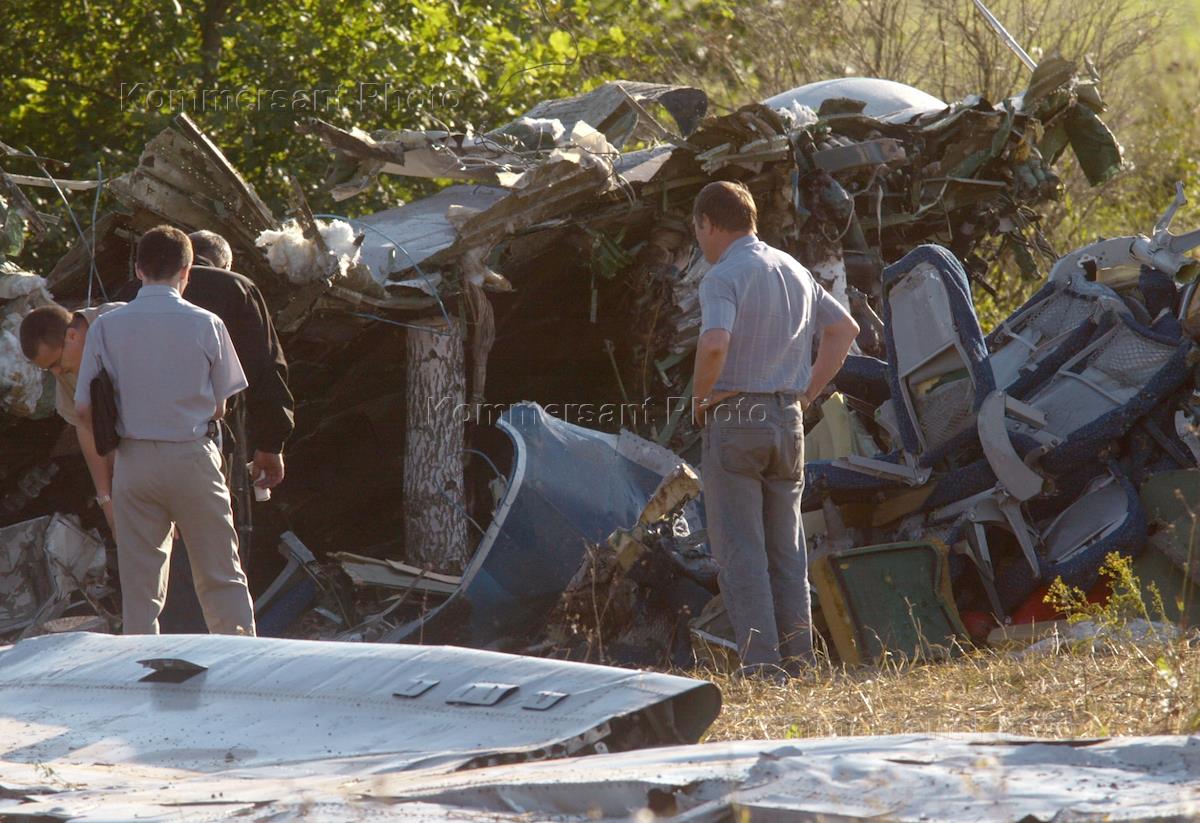 Авиакатастрофа 2004. Теракт 24 августа 2004 самолет ту-134. 24 Августа 2004 года взрывы самолётов ту-154 и ту-134. Взрывы на самолётах 24 августа 2004. 24 Августа 2004 года взорвались два пассажирских самолета.