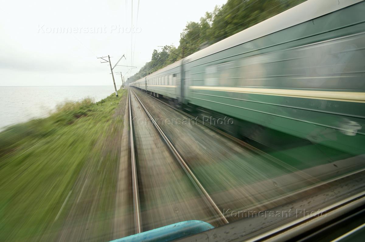 Поезд в течении 10 с. Скорый поезд. Поезд призрак. Поезд из одного города в другой. Железная дорога надежная всегда в любую непогоду везут из поезда.