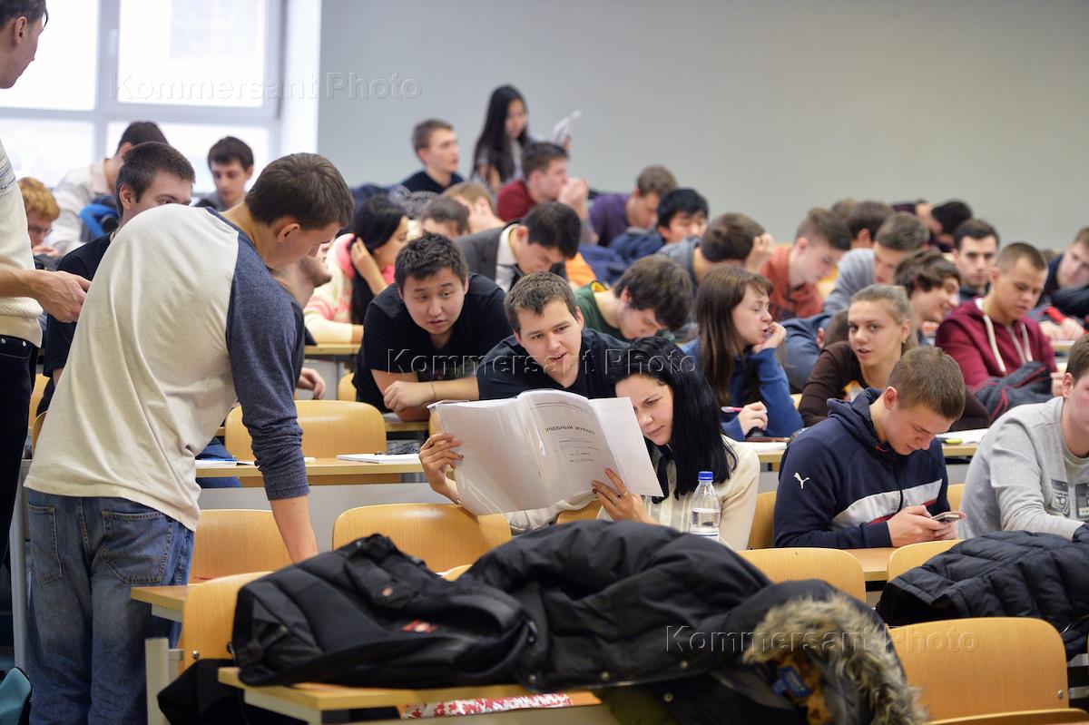 толпа старшеклассников. объединение вузов в 2012 году. молодежь. старшеклассники на белом фоне. креативные студенты.