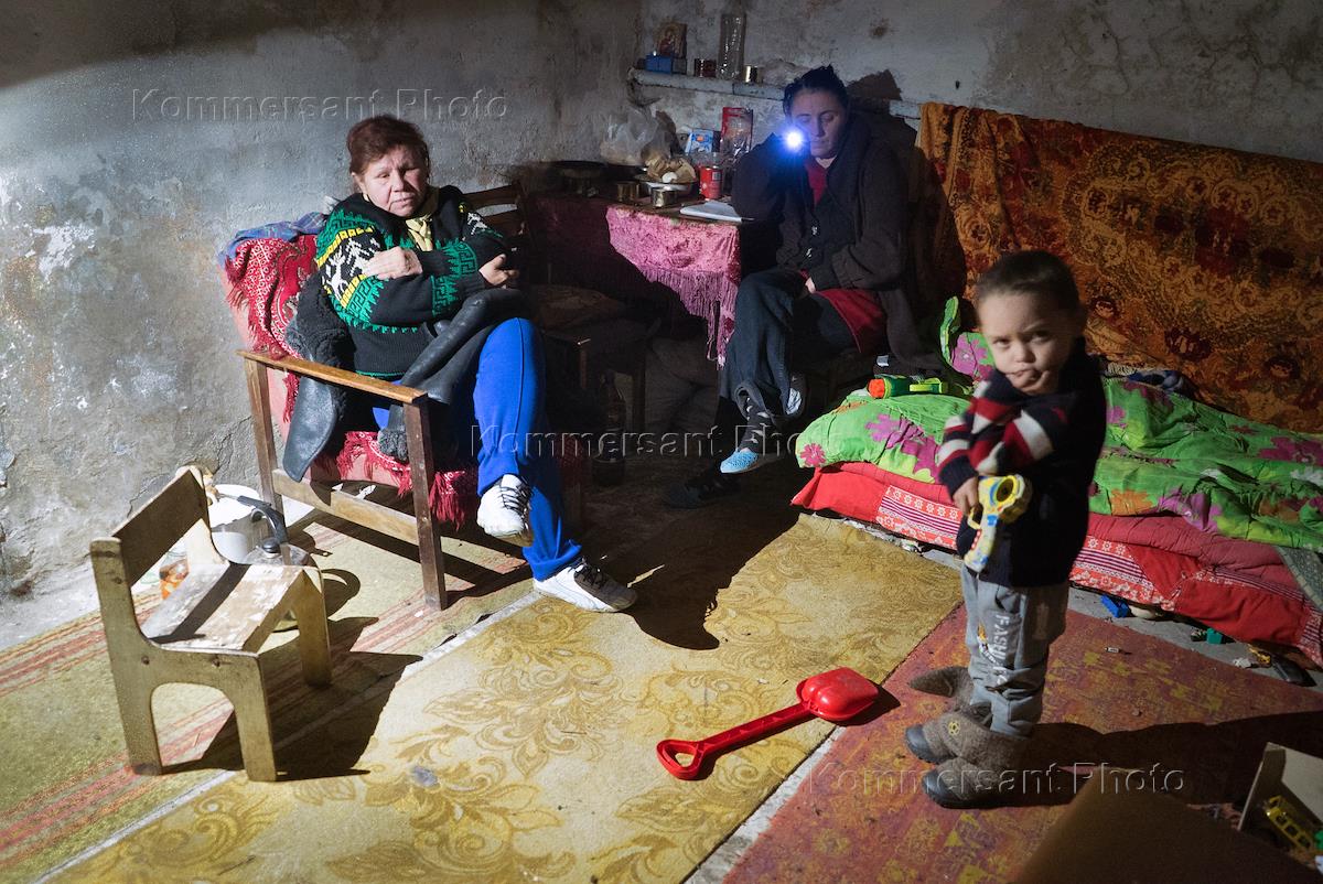 Дети донбасса в подвале. Люди прячутся в подвале. ДЕТИДОНБАССА В пожвалах. Украина люди живут в подвалах.