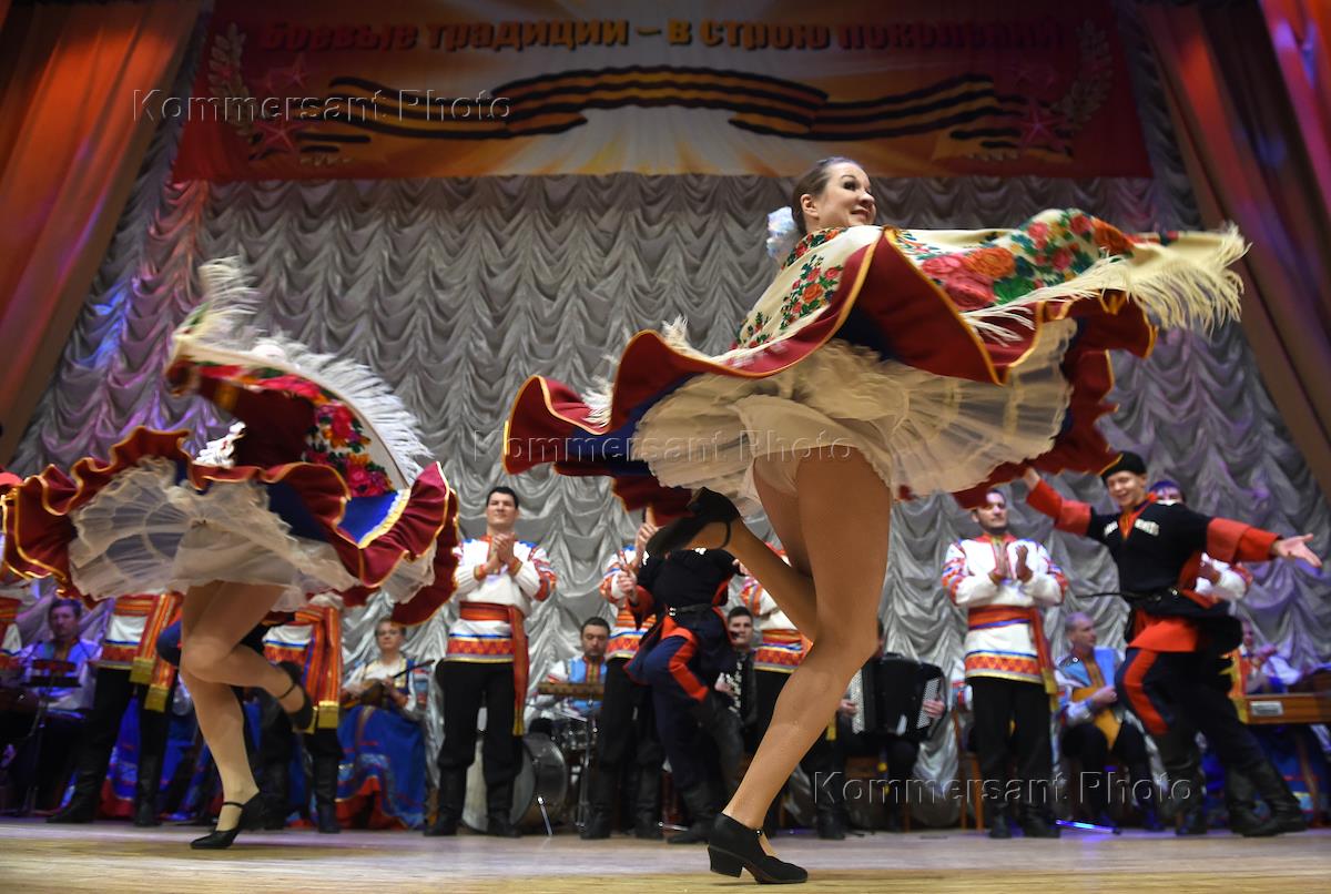 Танец без трусика. Упс в народном танце. Народный танец засветила. Упс в русских народных танцах. Народные танцы в трусах.