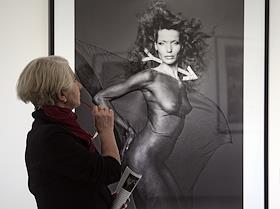 Фотограф Жан-Паоло Барбьери на церемонии открытия своей выставки "Жан ...
