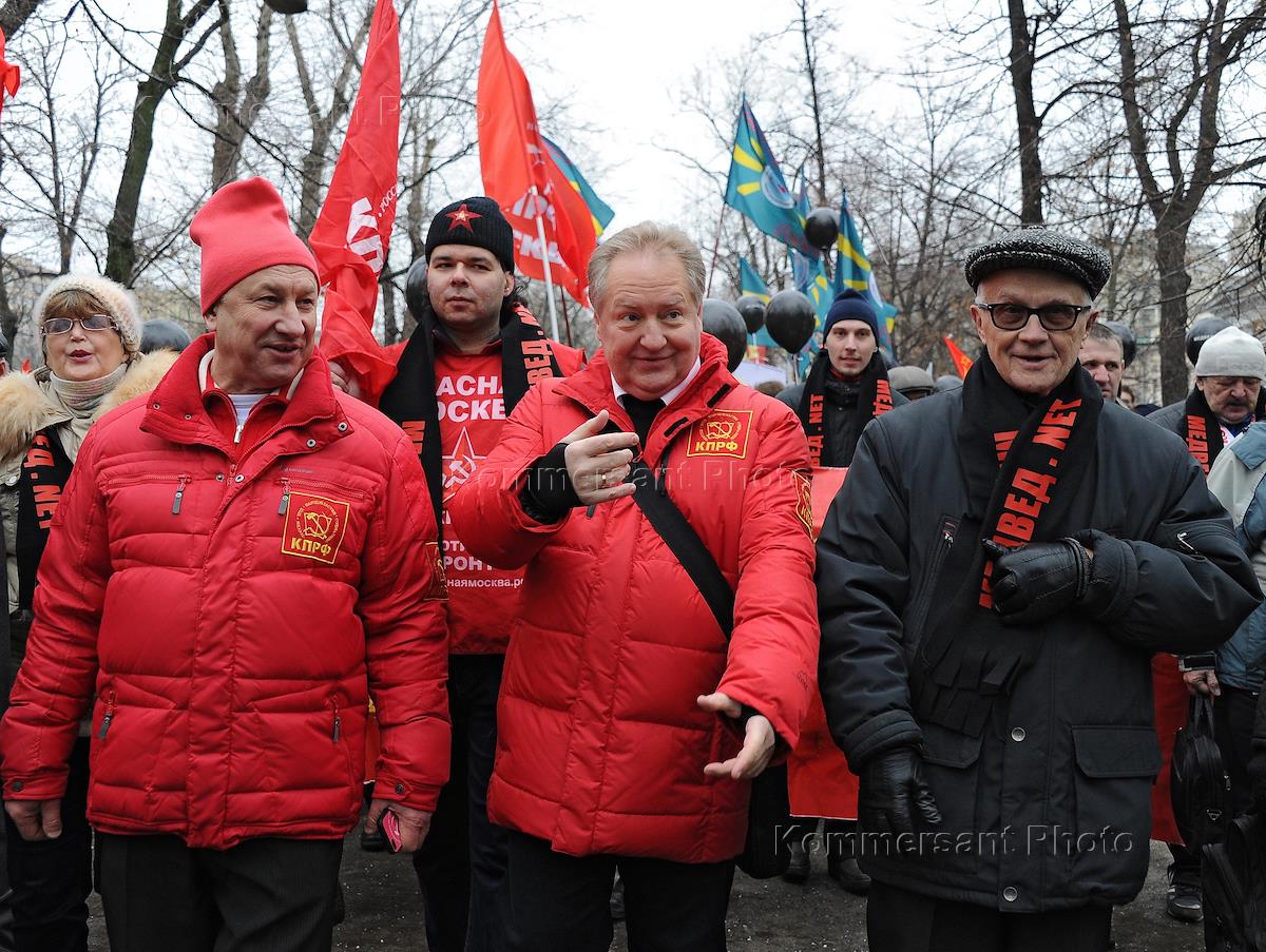 Правительство провожать. Шествие КПРФ 7 ноября Тула 2014 год. Коммунист найден. Коммунист обнаружен.