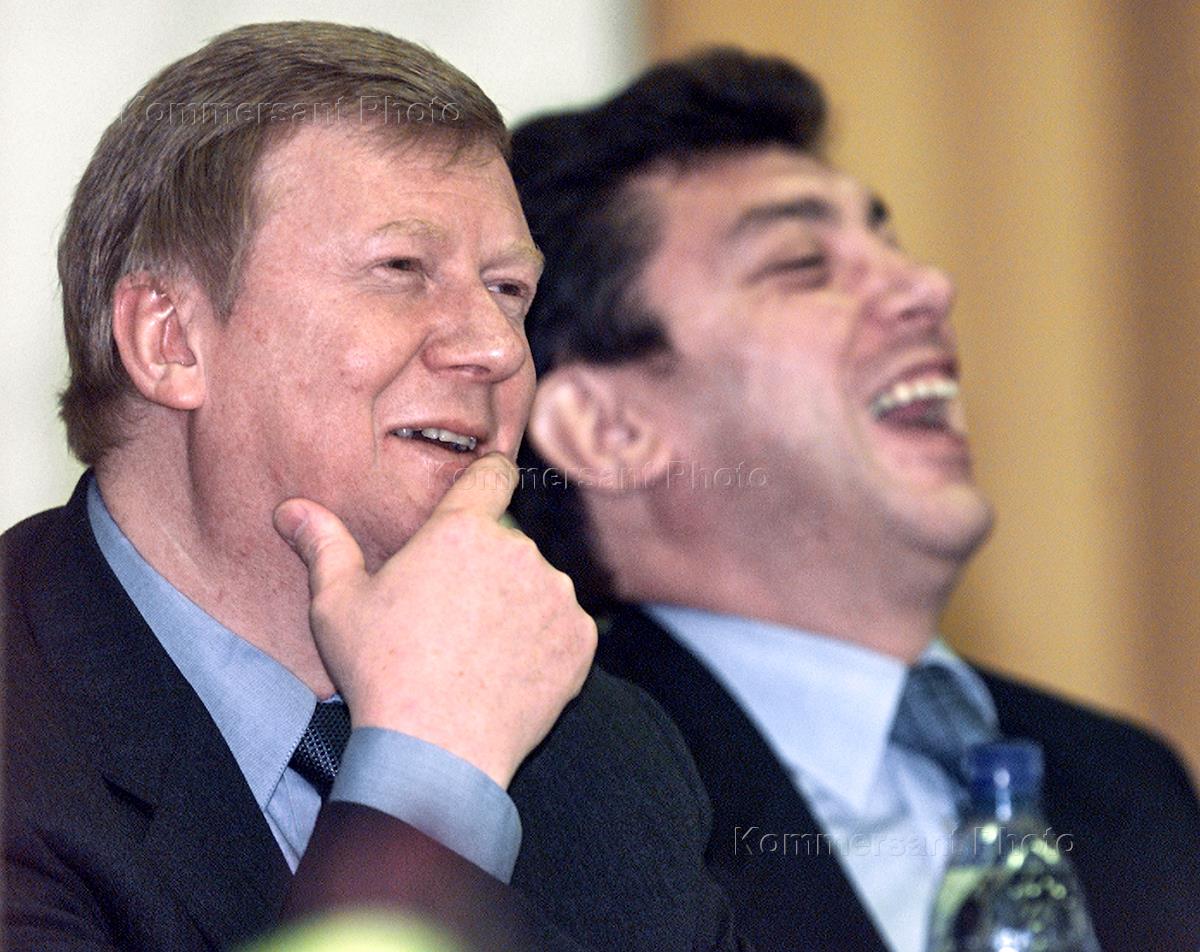 Чубайс и немцов. Чубайс немцов. Хакамада с чубайсом. Хакамада и немцов. Немцов 1990.