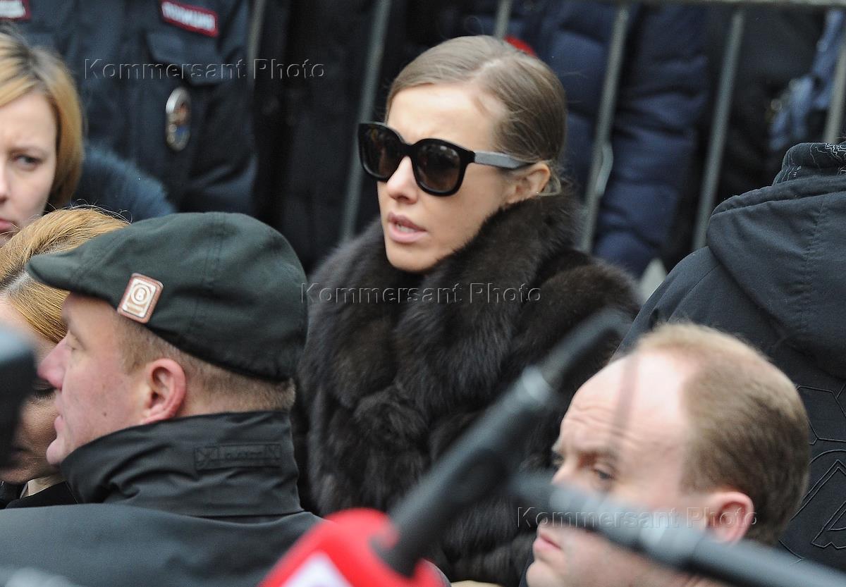 собчак бутина. немцов похороны собчак. немцов похороны собчак. собчак на похоронах навального. ксюша собчак на похоронах отца.