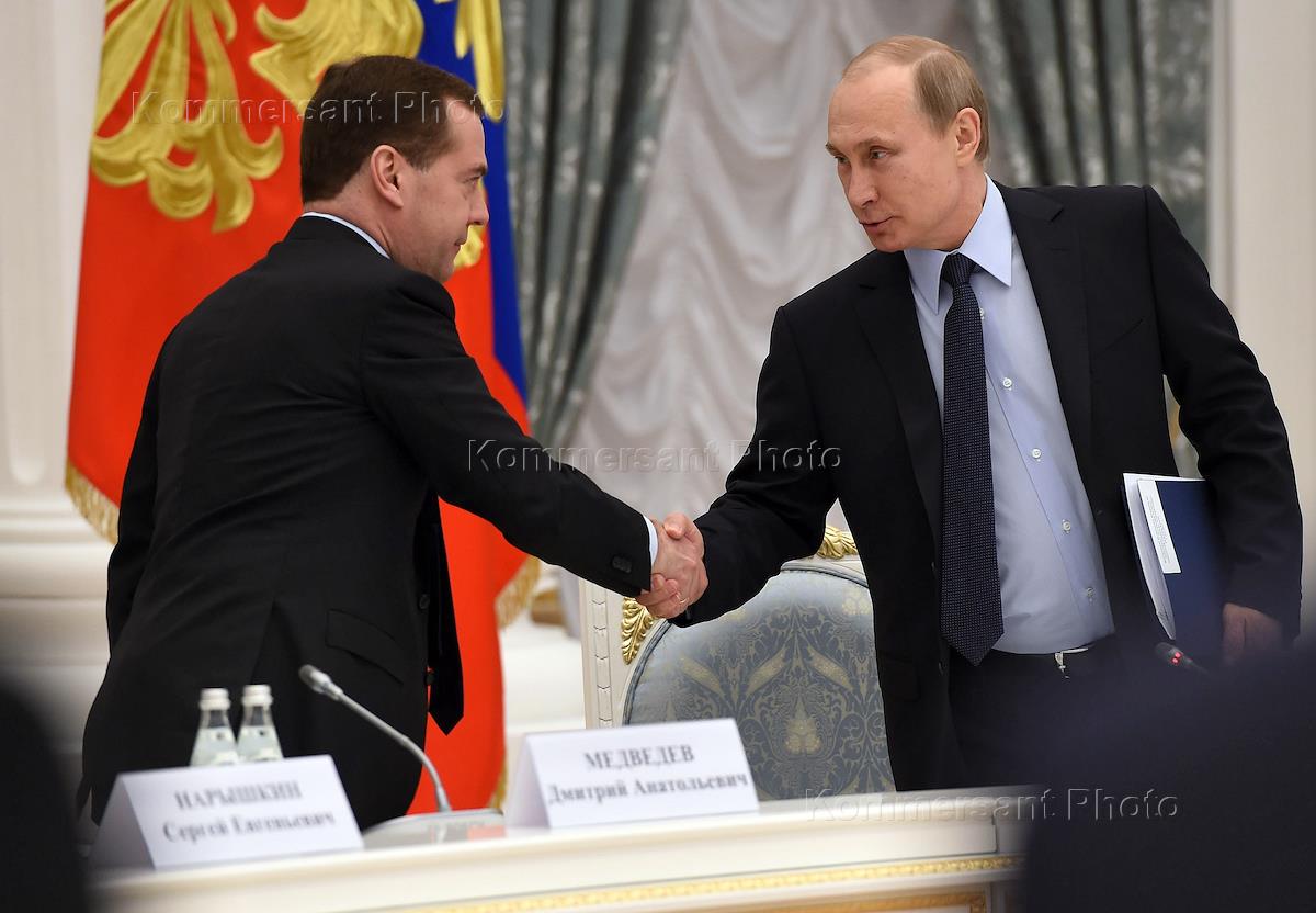 Награда медведеву. Медведев вручает награды. Медведев в орденах.