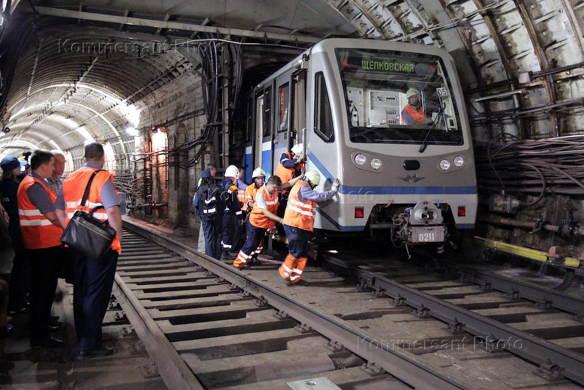 Metro crash. Авария в метро Славянский бульвар парк Победы. Авария метро Славянский бульвар 2014. Катастрофа в Московском метрополитене 2014. Парк Победы Славянский бульвар трагедия 2014.