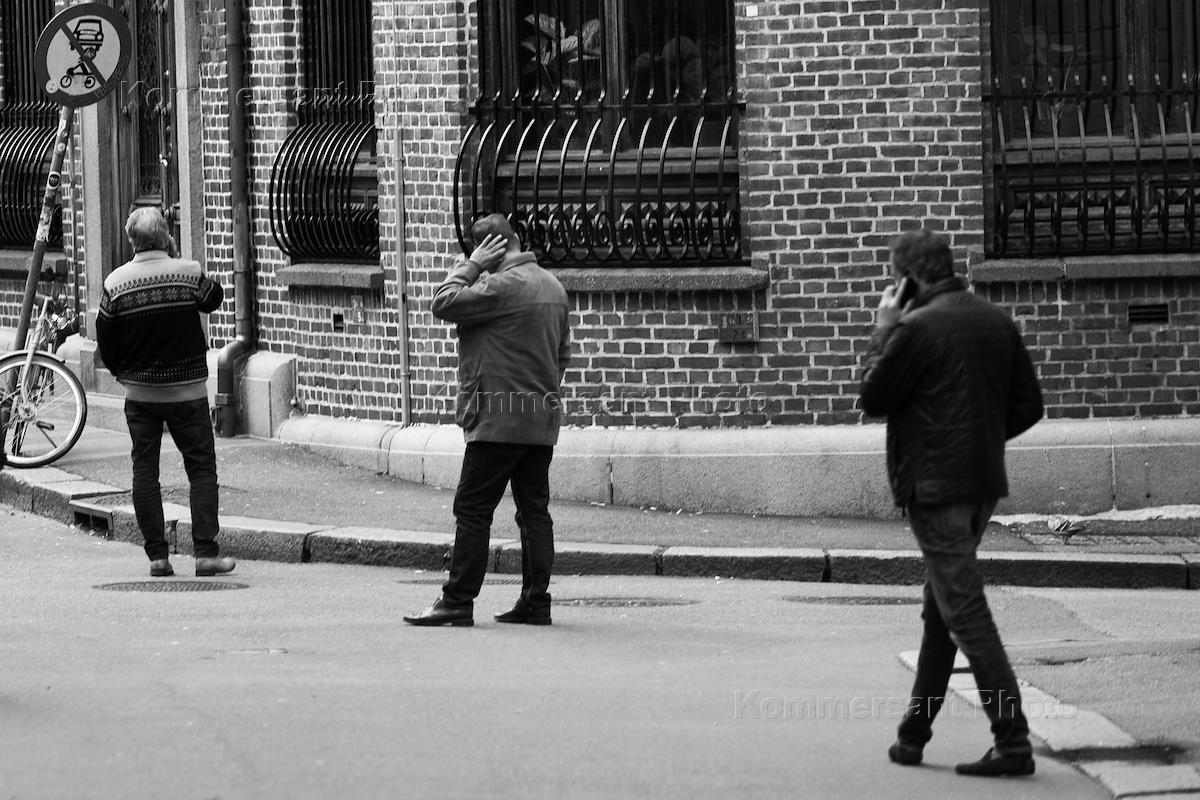 Разговор людей. Девушка с телефоном на улице. Прохожий спрашивает дорогу. Поговорим города. Разговор на корабле.