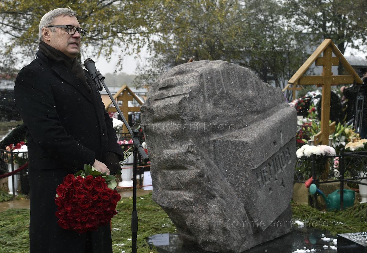 могила бориса немцова на троекуровском кладбище. троекуровское кладбище могила немцова. троекуровское кладбище могила немцова. немцов кладбище. немцов кладбище.