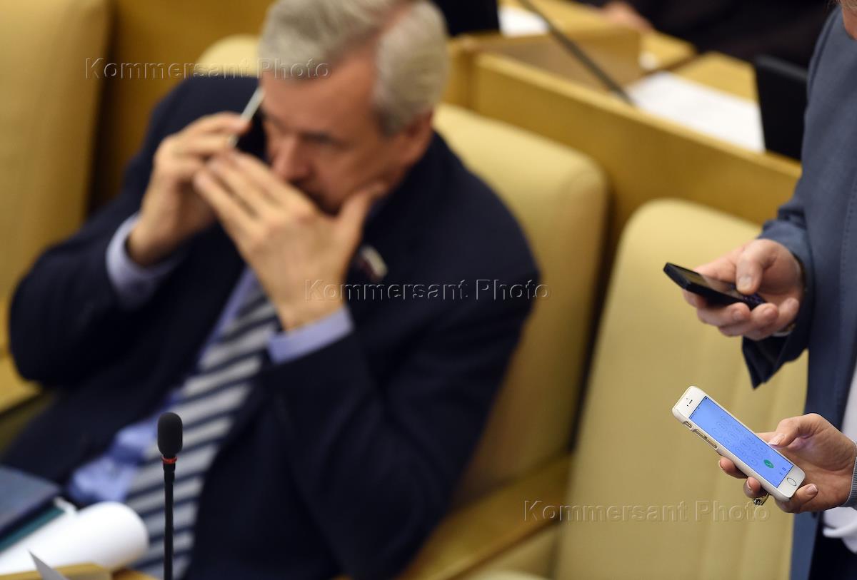 Чиновник со смартфоном. Депутат смартфон. Мессенджер для госслужащих. Мошенник с картой. Чиновник с телефоном.