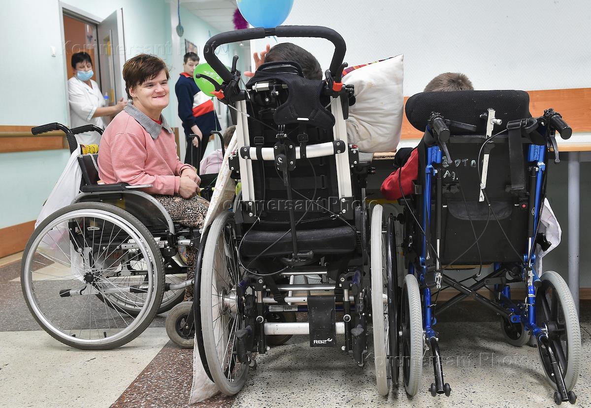 Центр временного проживания в тамбове для переселенцев. Переселенцы инвалиды. Жирный колясочник армянин. Призрак в инвалидной коляске. Переселенцы инвалиды.