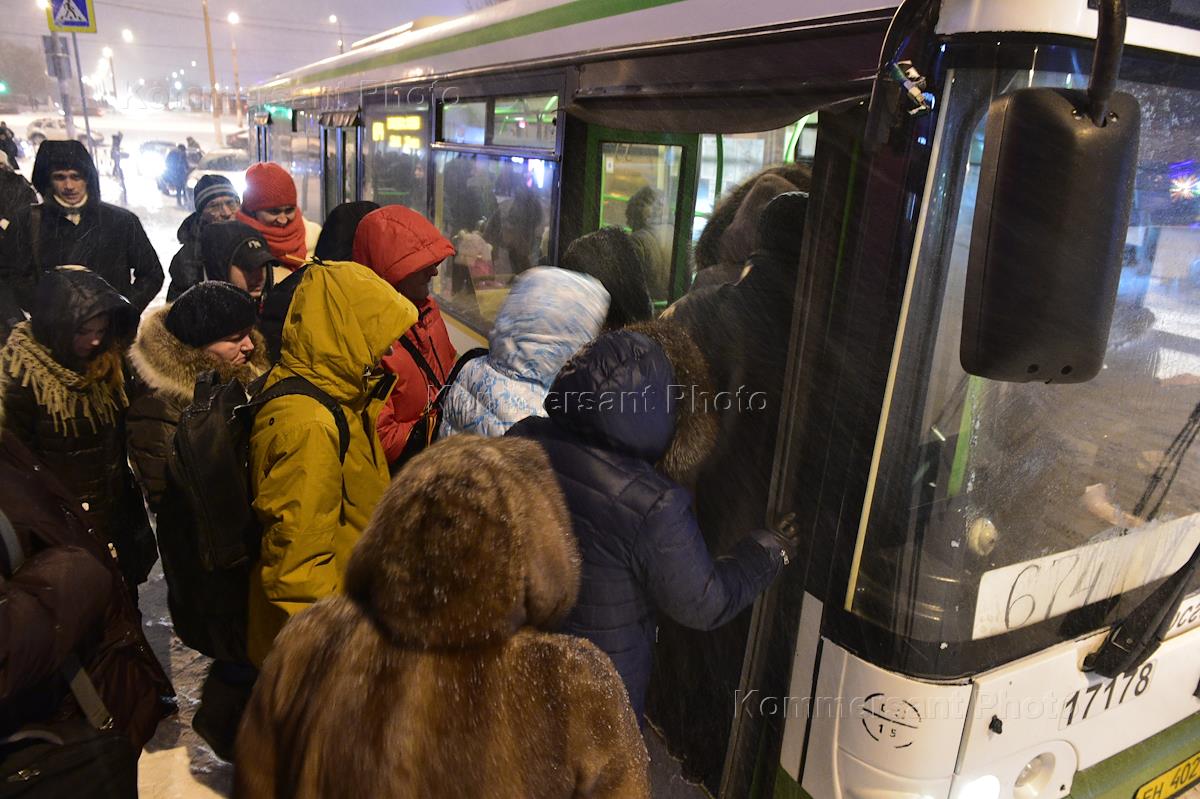 Сели в автобус. Люди в автобусе зимой. Пассажиры в автобусе зимой. Маршрутка зимой. Пассажиры садятся в автобус.