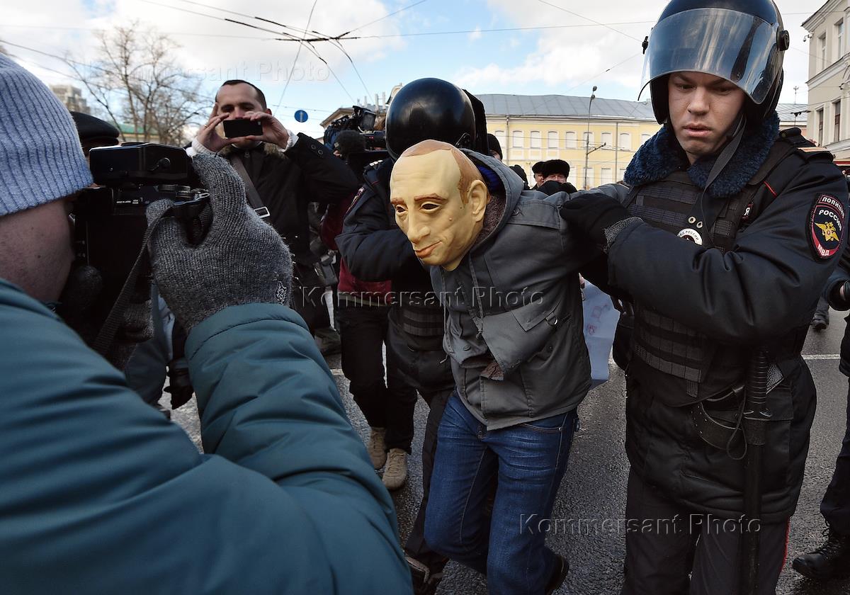 Политический преступник. Политические преступники. Человек в маске Путина. Люди в масках на митинге. Путина арестовали.