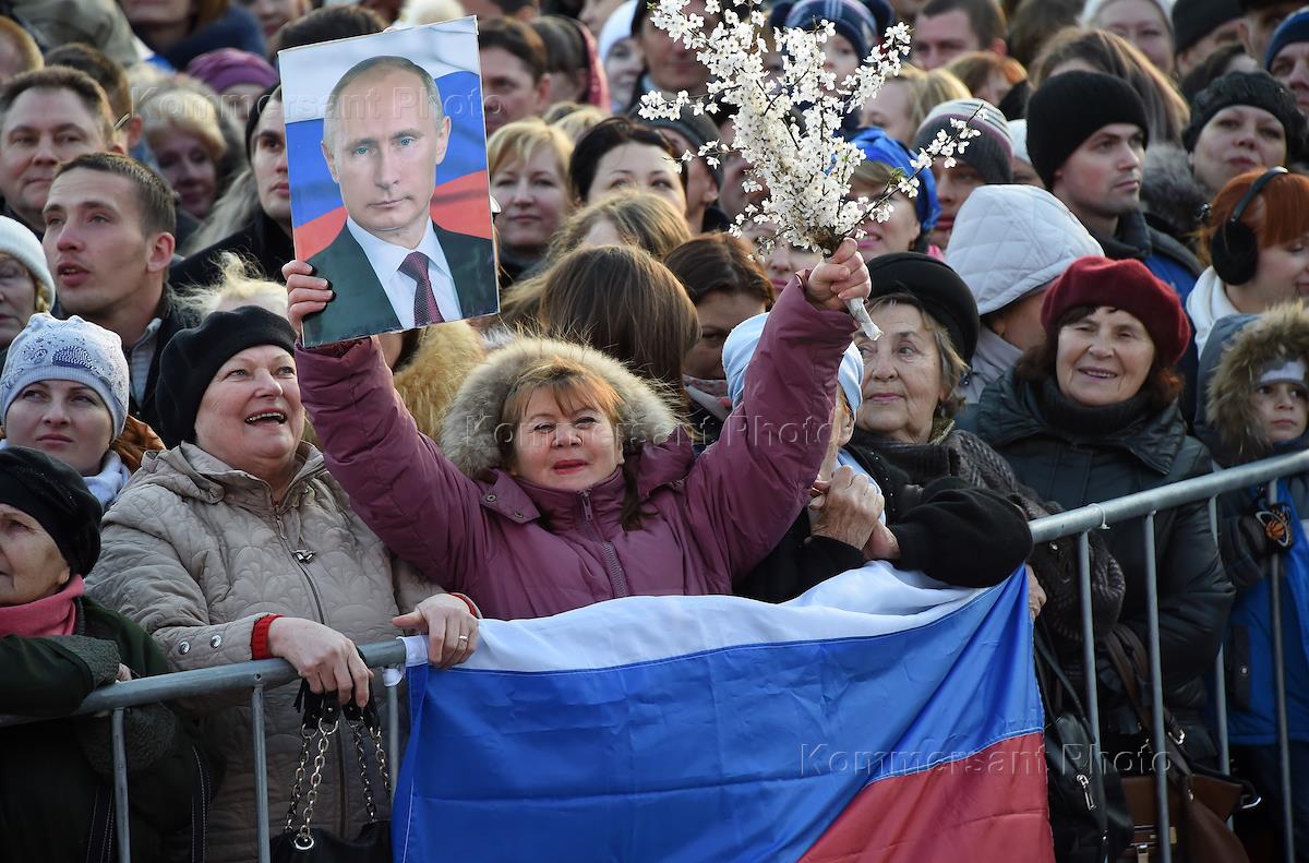 Демонстрация крым. Митинг концерт в Москве. Митинг присоединение Крыма к России 2014. Демонстрация против присоединения Крыма.