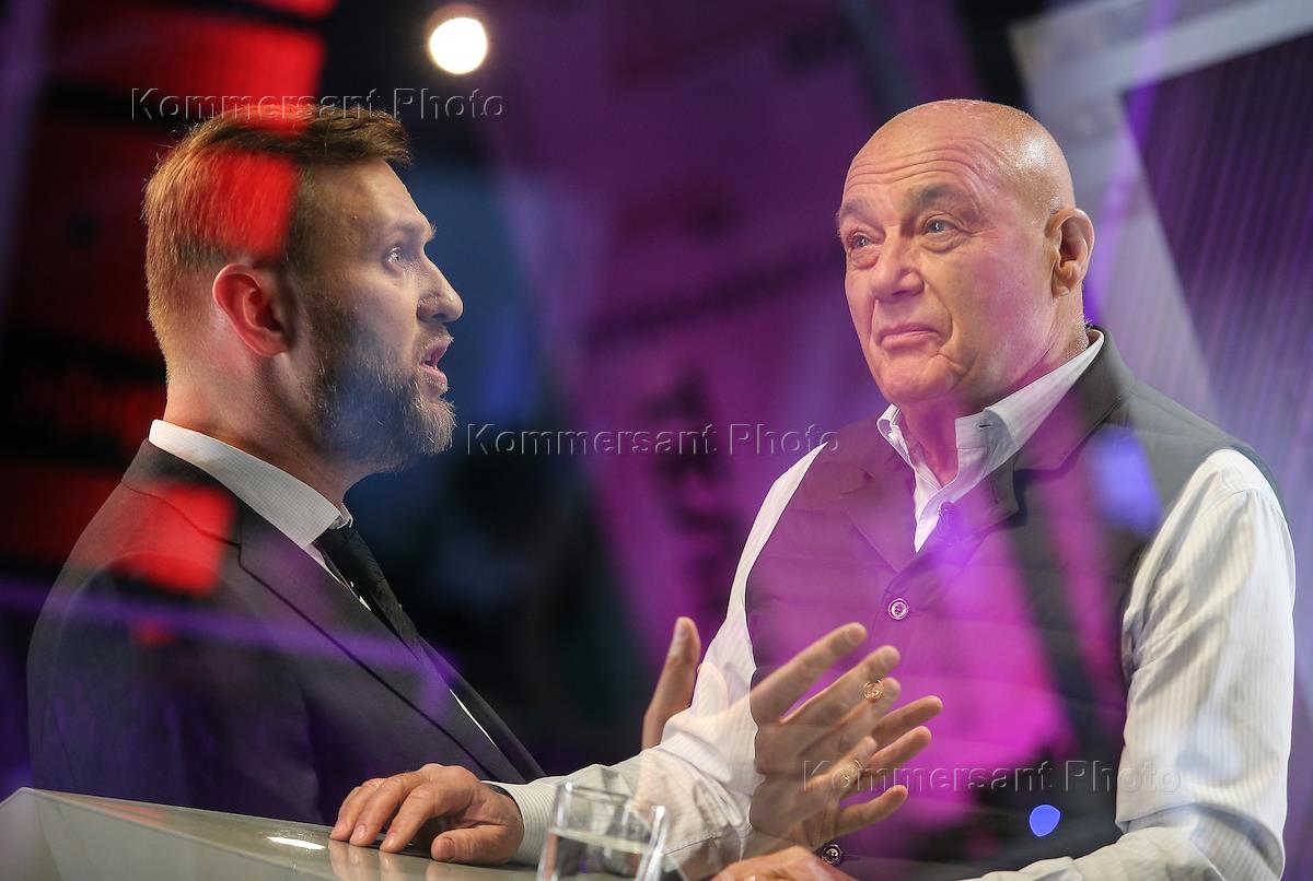 Дебаты навального и познера. Дебаты навального и познера. Дебаты познера и навального на дожде. Дебаты познера и навального на дожде. Дебаты навального и познера.