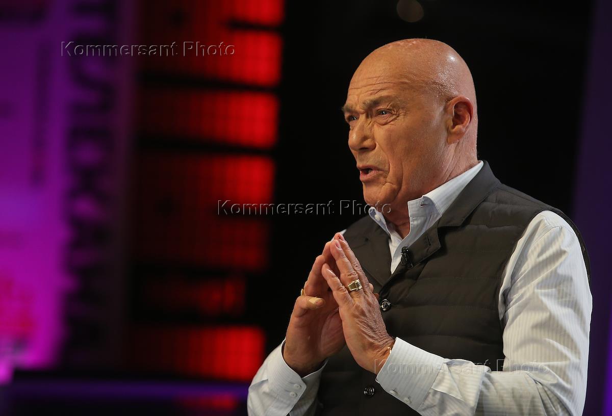 Дебаты навального и познера. Дебаты навального и познера. Дебаты познера и навального на дожде. Дебаты навального и познера. Дебаты навального и познера.