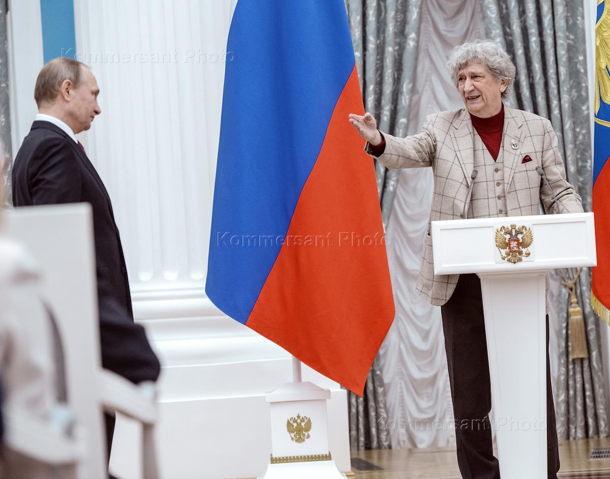 путинская премия к новому году. пособие на с новым годом. награждение олимпийских чемпионов. путин в кремле в кремле награждение. путин вручает награды в кремле.