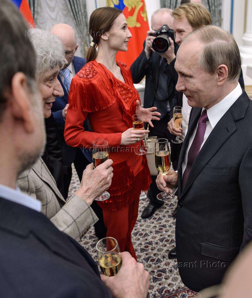 путинская премия к новому году. путинская премия к новому году. путинская премия к новому году. кремль владимира владимировича путина. награждение в кремле.