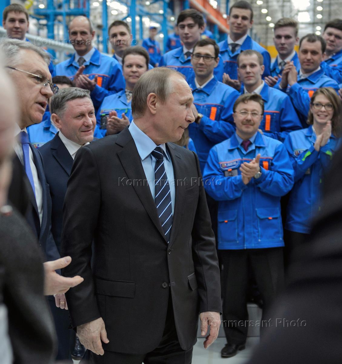 Среди рабочих. Путин на заводе. Путин с рабочими. Путин встреча с народом. Путин среди народа.