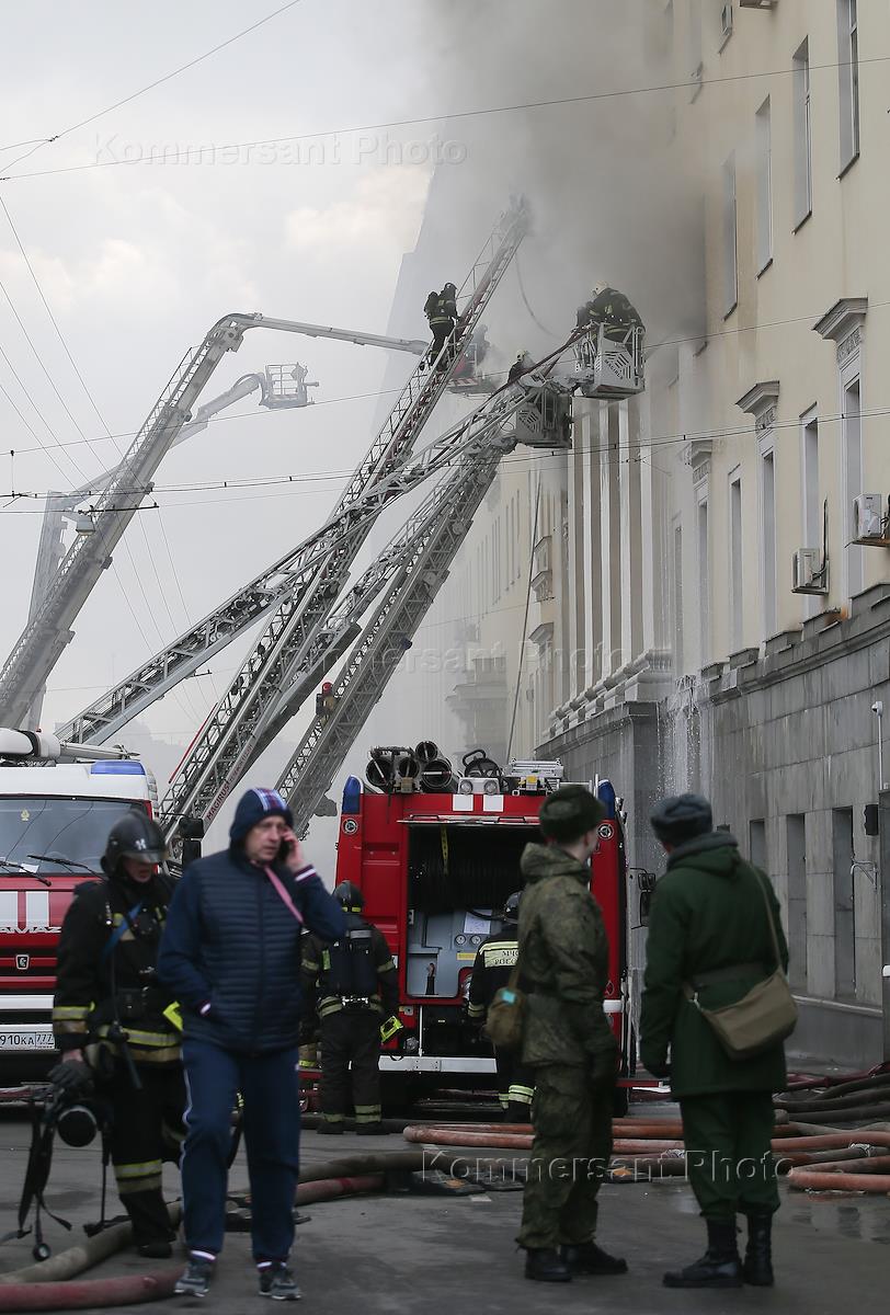 Пожар в здании Минобороны на улице Знаменка – Коммерсантъ Фото