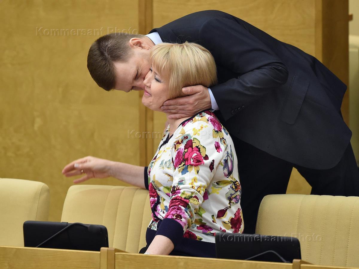 Депутаты без детей. Депутаты спят в думе. Депутаты смеются. Депутаты без детей. Депутаты госдумы мем.