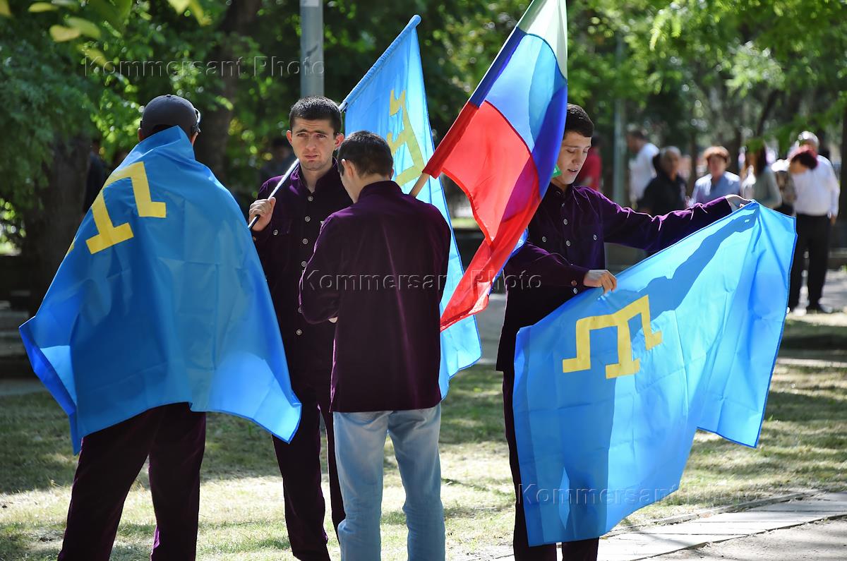 Что с крымско татарского означает слово крым. Крымские татары Украина. Крымские татары в Крыму. Флаг крымских татар Украина России. Крымо татары.