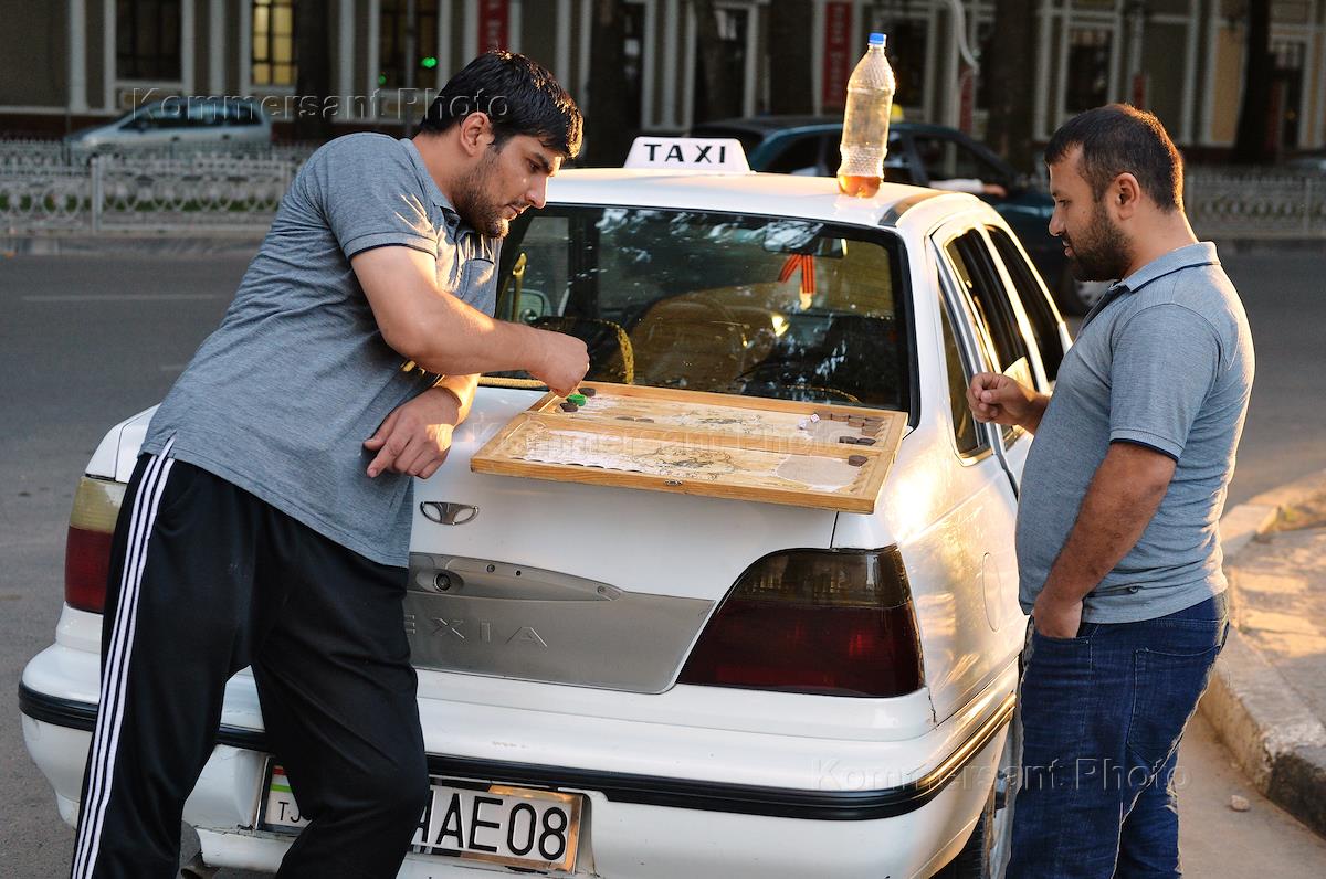 Отказываются от таксистов таджиков. Таксисты играют в нарды. Таджики таксисты в Москве. Таксист таджик.