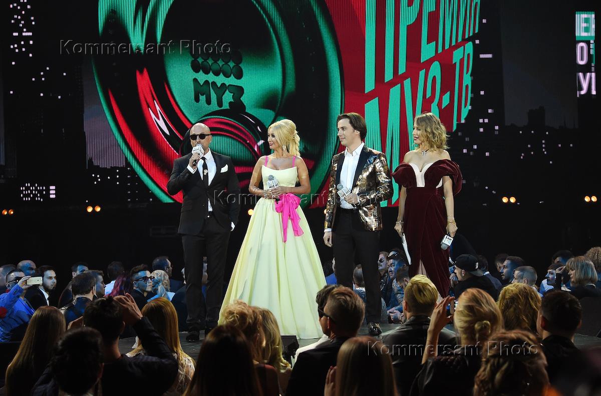 Ведущие премии. Ивлеева на премии муз тв. Ведущие премии. Ведущие премии. Нагиев премия муз тв.