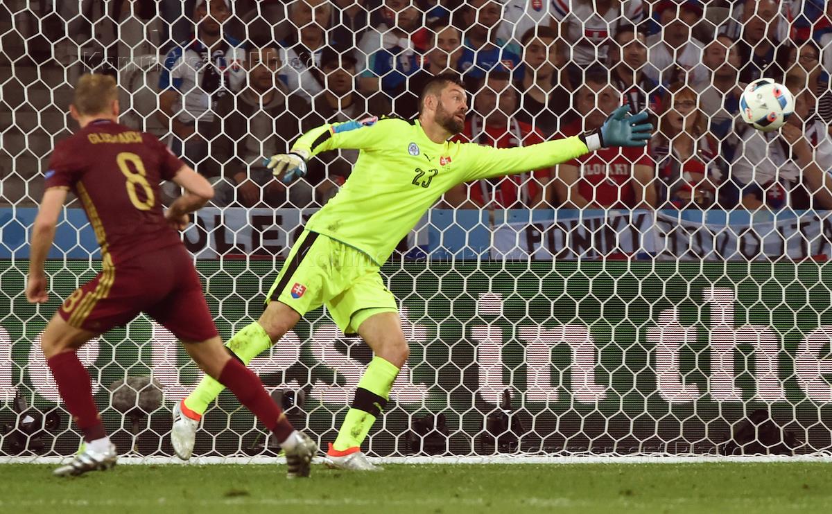 Match b. Charles MCQUILLAN/Getty images.