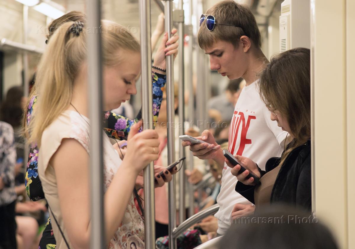Метро мобильные телефоны. Люди с телефонами в метро. Люди со смартфонами в метро. Метро все в телефонах. Все смотрят в телефон в метро.