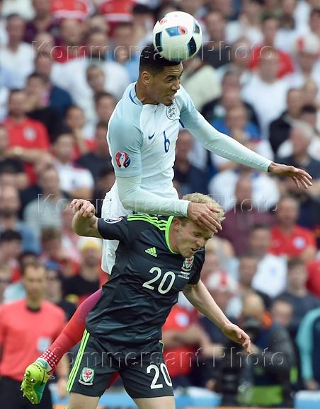 Match b. Jonathan Williams 2022 Wales father. Jonathan Williams Wales with father.