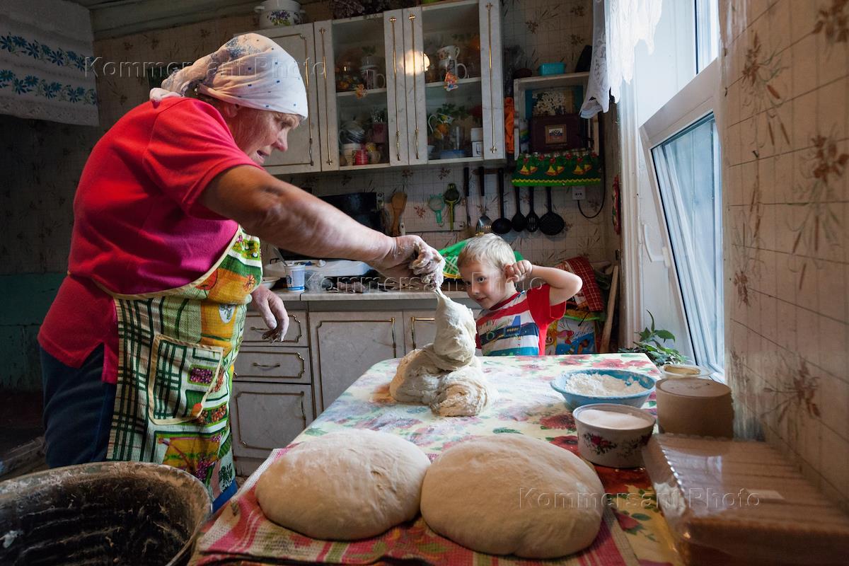 Бабушка печет хлеб. Бабушка печет пироги. Бабушка печет пирожки. Бабушка с хлебом.