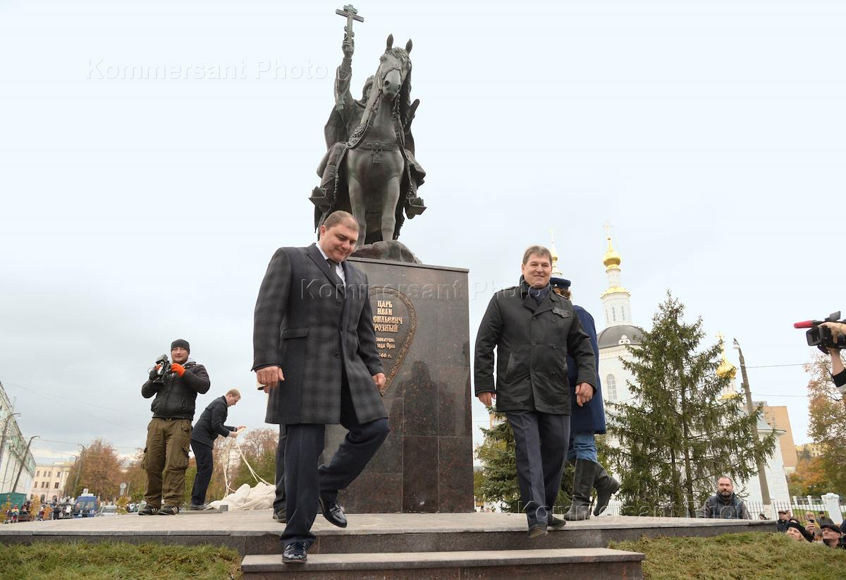 Памятник царю в москве поставлен огромный