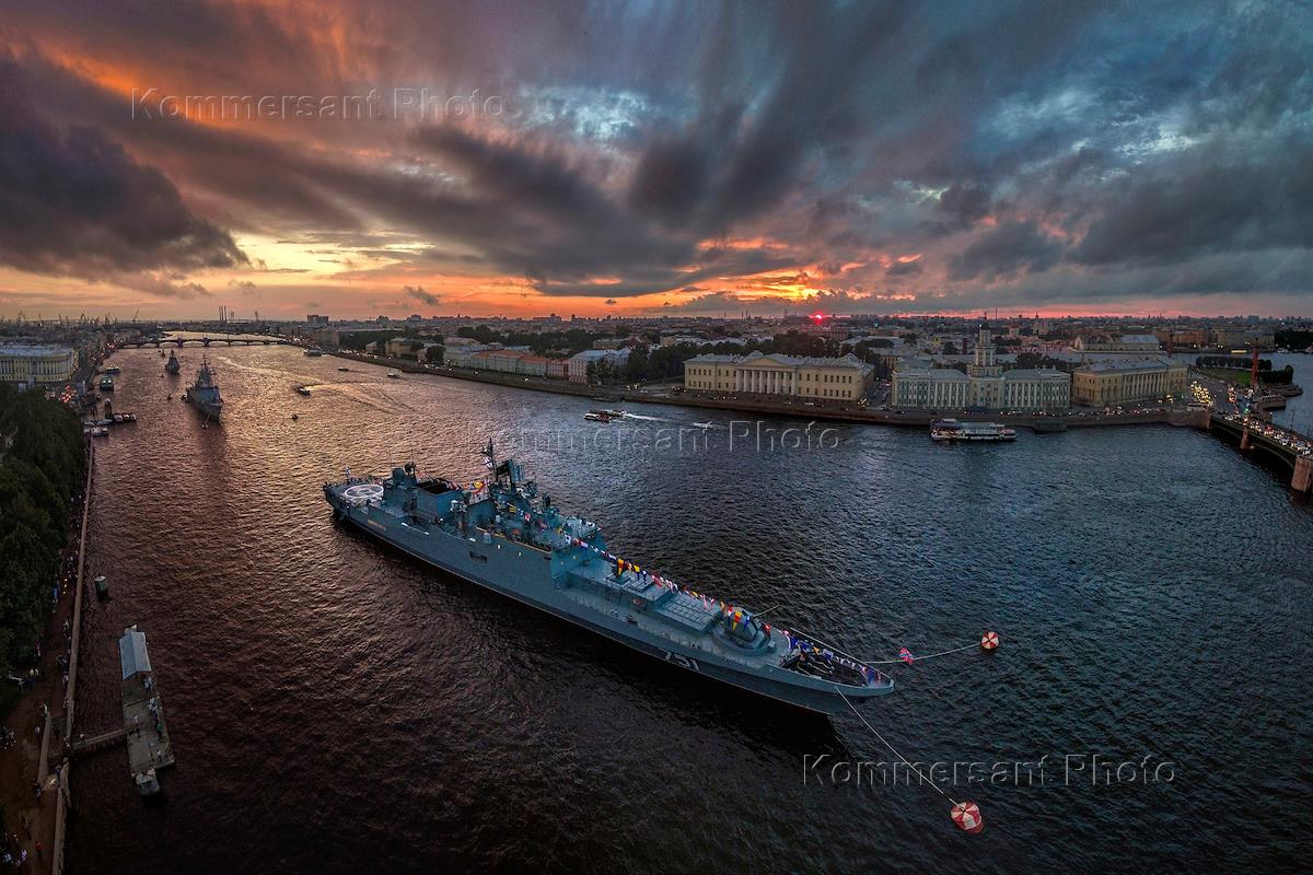 Город флот. Корабль на Неве Санкт-Петербург. Питер корабли на Неве. Санкт Петербург военные корабли на Неве. Набережная Невы в день ВМФ В Санкт-Петербурге.