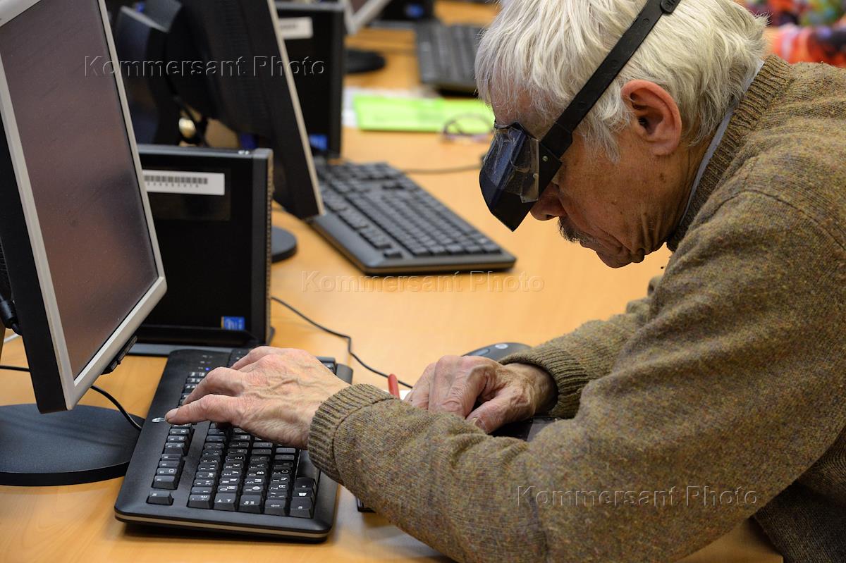 Пенсионер перевести. Фото обучения компьютерной грамотности. Банкротство пенсионеров.
