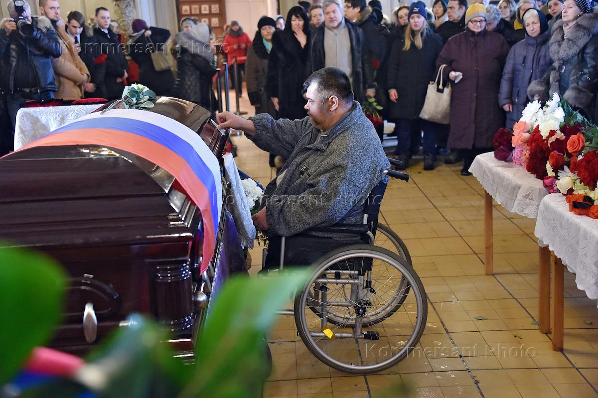 Лизу похоронили. Похорон главы администрации Владимира Загонова.