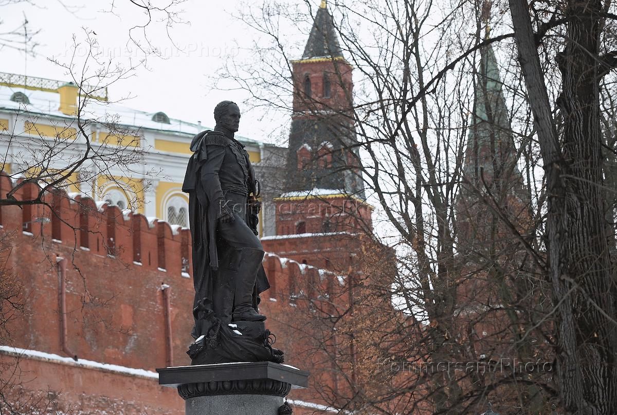 Памятник александру в кремле. Памятник Александру 1 в Москве в Александровском саду. Москва Александровский сад памятник императору Александру i. Памятник Филарету в Александровском саду. Памятник Александру 1 в Москве скульптор.