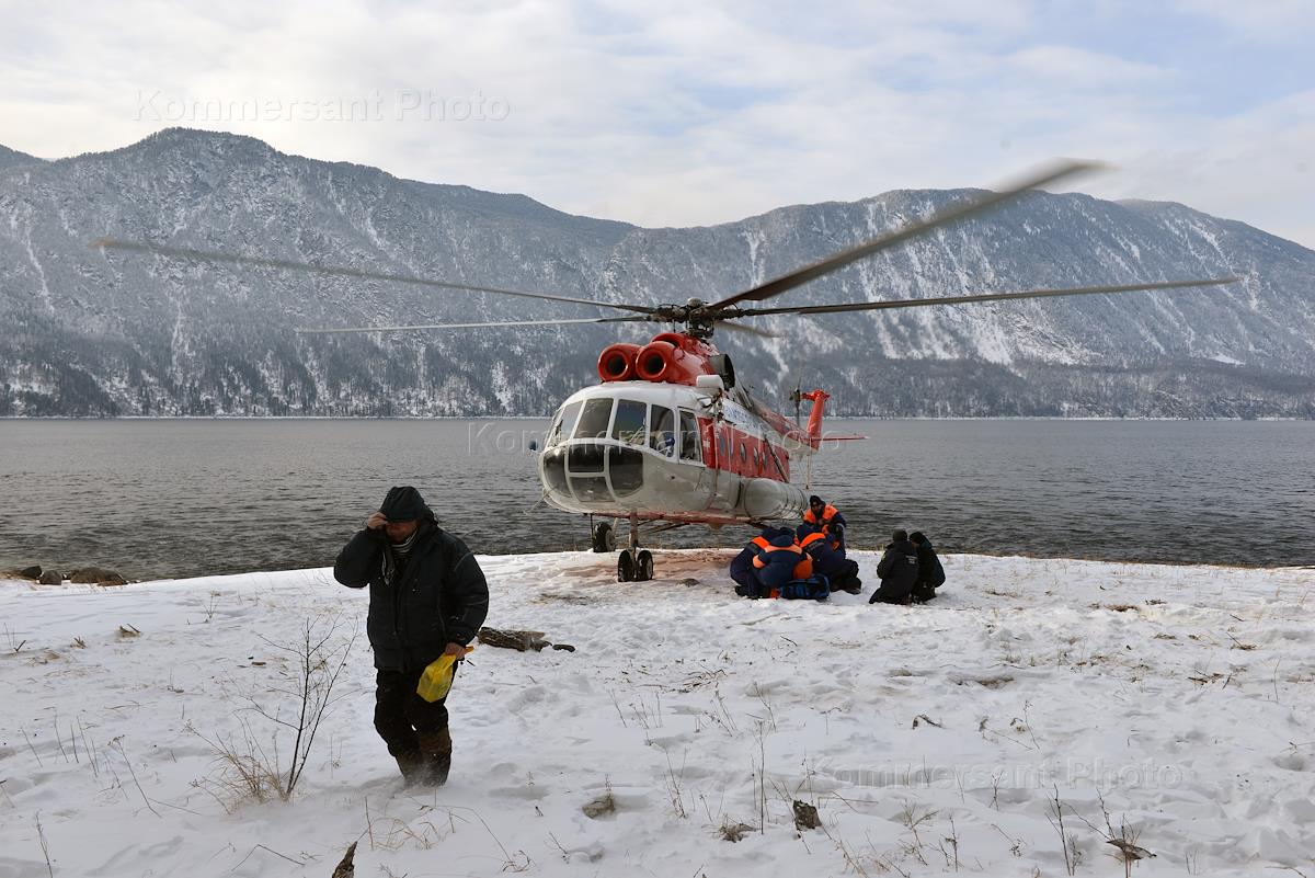 Спасательная алтая. Катастрофа Robinson r66 над Телецким озером. Телецкое озеро вертолет. Разбился вертолет в Горном Алтае. Телецкое озеро прогулки на вертолете.