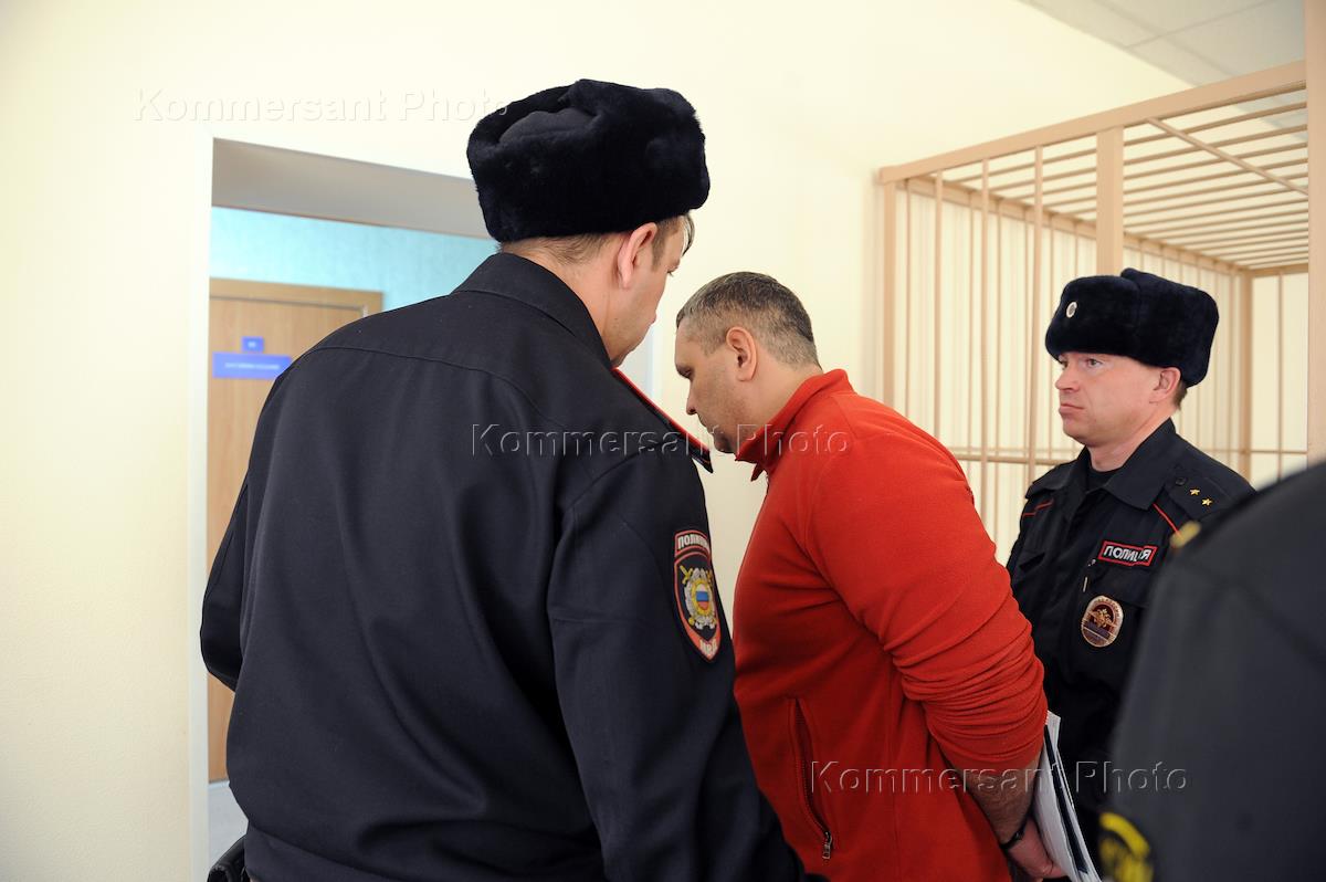 Скандал в очереди. За решеткой в суде. Заключение под стражу. Массовое общество. Заседание по мере пресечения.