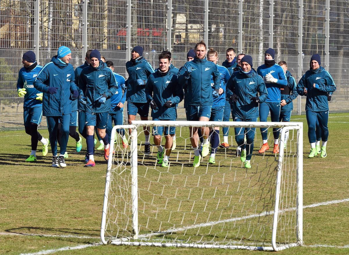 Крылья советов краснодар счет. Полярная сова в тундре. Кр сов. Крылья советов в евро. Крылья советов плакат.
