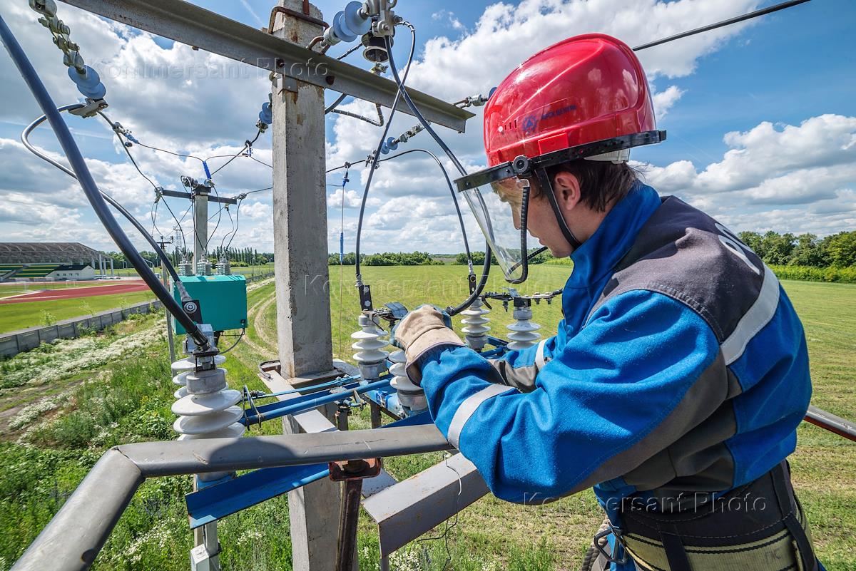 Россети волга самарские сети. Россети волга. Электромонтер россети центр. Реконструкция линий электропередач. Техническое обслуживание и текущий ремонт.