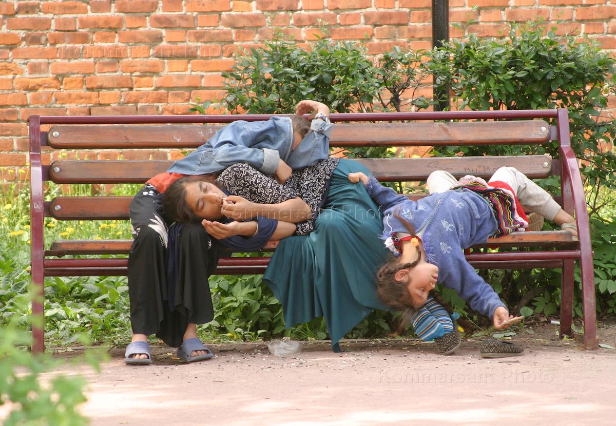 Цыганка на лавочке. Пьяную цыганку. Пьяную цыганку. Цыганский ансамбль свэнко. Пьяную цыганку.