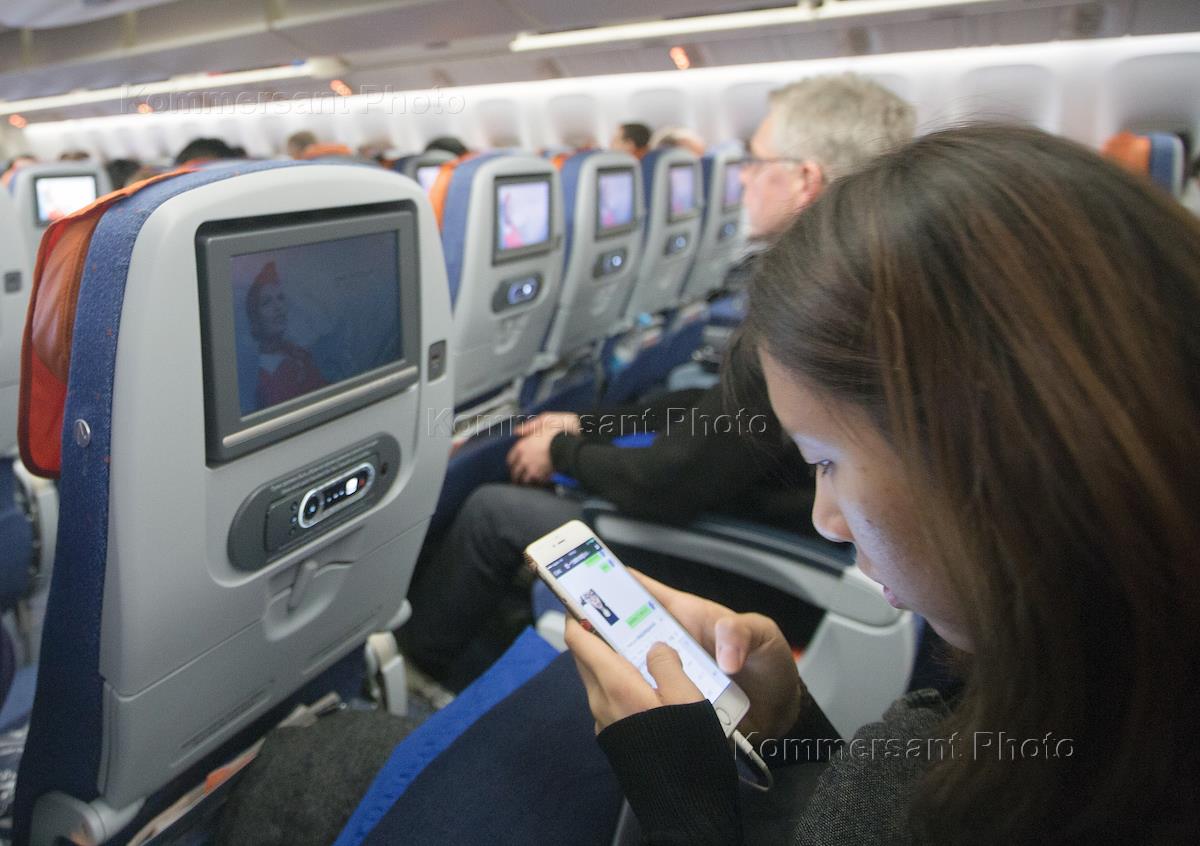 Можно пользоваться телефоном и интернетом. Мобильник в самолете. Зарядка для телефона в самолете. Мобильник в аэропорту. USB зарядка в самолете.