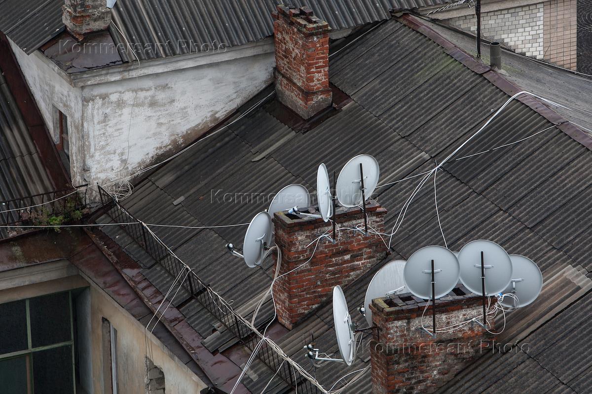 Жанровая фотография. Спутниковые антенны на крыше дома. – Коммерсантъ Фото